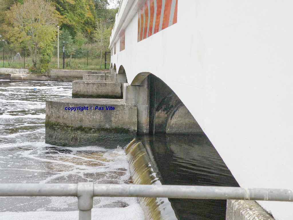 Portora Weir in use; Portora Lock Lower Lough Erne; © Pas Vite; click picture to "enlarge"