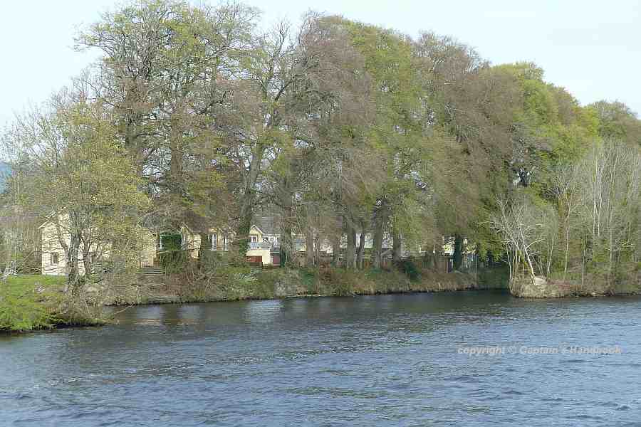 Killaloe Canal - Southern Entrance; © Captain’s Handbook; click picture to enlarge