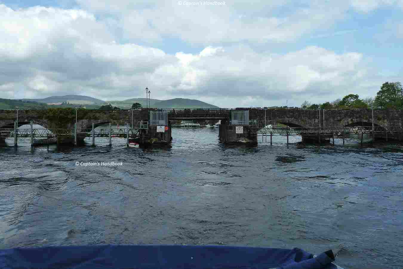 Killaloe-Ballina Bridge upstream; © Captain’s Handbook; click to "enlarge"