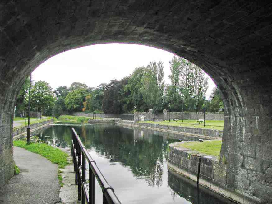 Mullingar, Scanlan's Bridge an the Royal Canal; © AJ Vosse click to Blog "Ouch!! My back hurts!!" 