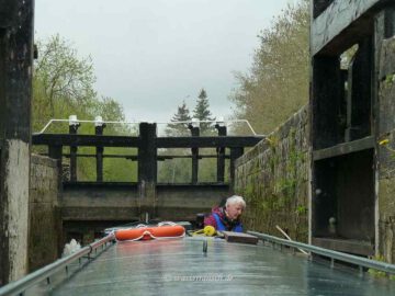 Clashganna Lock, only one lower gate is open