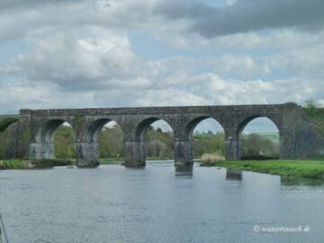 Royal Oak Railway Bridge use left Arch downstream